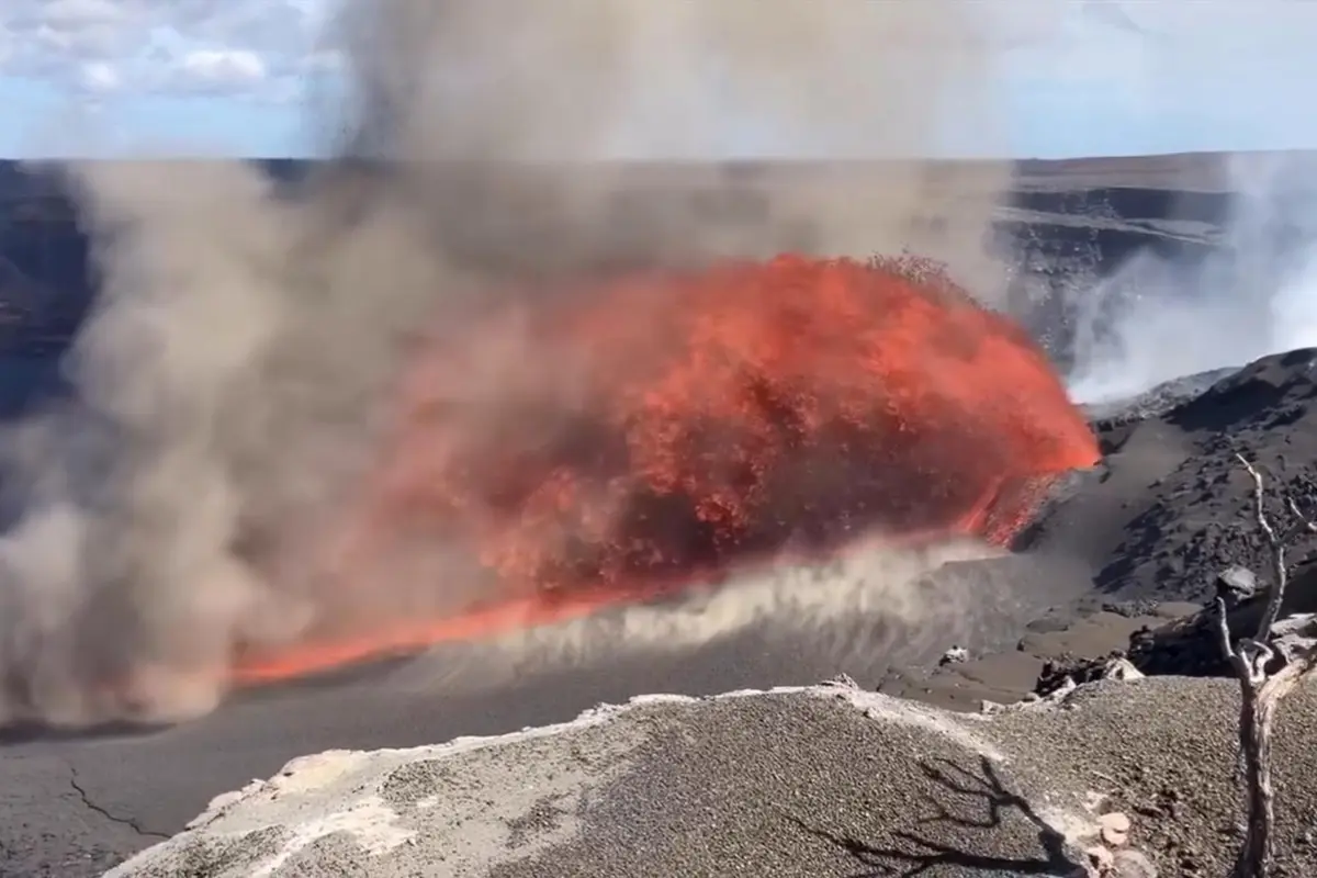 Una fuente de lava el 22 de agosto de 2025 muestra lava alcanzando una altura de hasta 325 pies. (Cortesía del USGS)