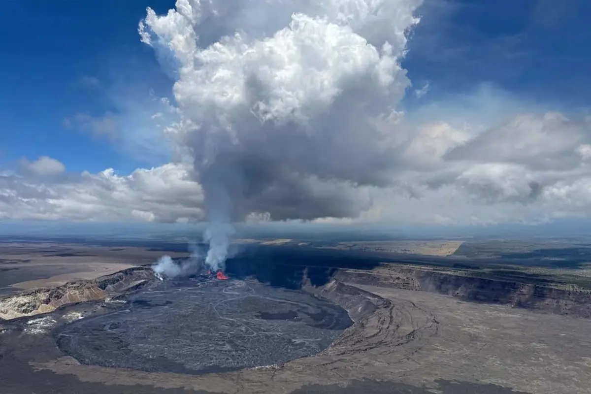 Vista aérea de la cumbre del Kilauea en la mañana del 6 de agosto de 2025, durante el episodio 30 de la erupción en curso. Foto del USGS por M. Patrick. (Cortesía del USGS)
