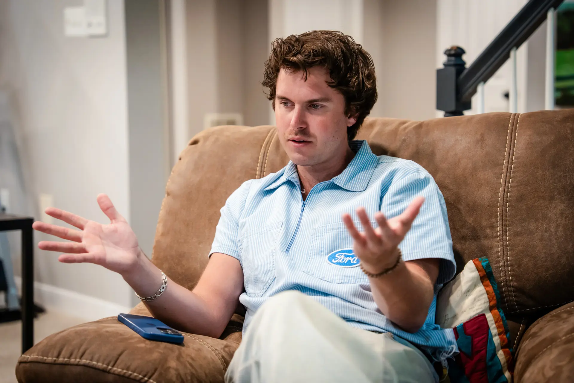 Cameron Francis habla en la casa de sus padres en Midlothian, Virginia, el 12 de agosto de 2025. (Madalina Kilroy/The Epoch Times).