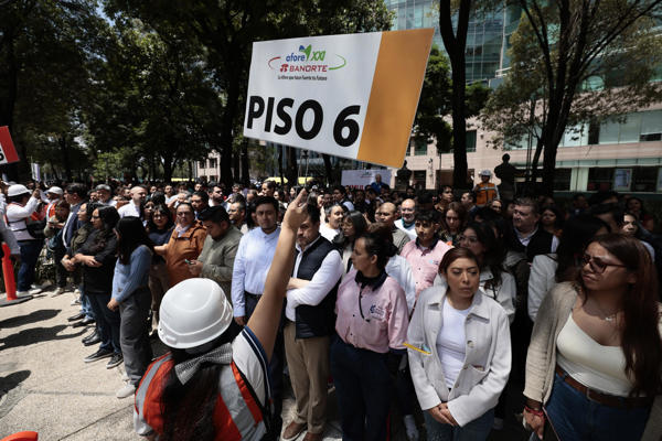 Miles de personas, participan en el macrosimulacro nacional este viernes 19 de septiembre de 2025 en la Ciudad de México. (EFE/José Méndez)