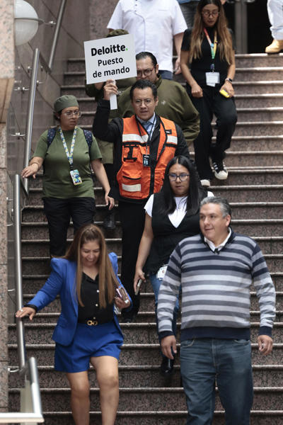 MEX3244. CIUDAD DE MÉXICO (MÉXICO), 19/09/2025.- Personas participan en el macrosimulacro nacional este viernes, en Ciudad de México (México). En el aniversario de los 40 años del trágico sismo de 1985 y a ocho del ocurrido en 2017, México realizó un macrosimulacro nacional que recuerda los dos terremotos más destructivos en la historia reciente del país, en medio del temor de un nuevo movimiento telúrico y donde miles de mexicanos recibieron una alerta sísmica a sus celulares. EFE/ José Mendez