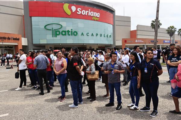 Personas participan en el macrosimulacro nacional este viernes 19 de septiembre de 2025, en Acapulco, México. (EFE/ David Guzmán)