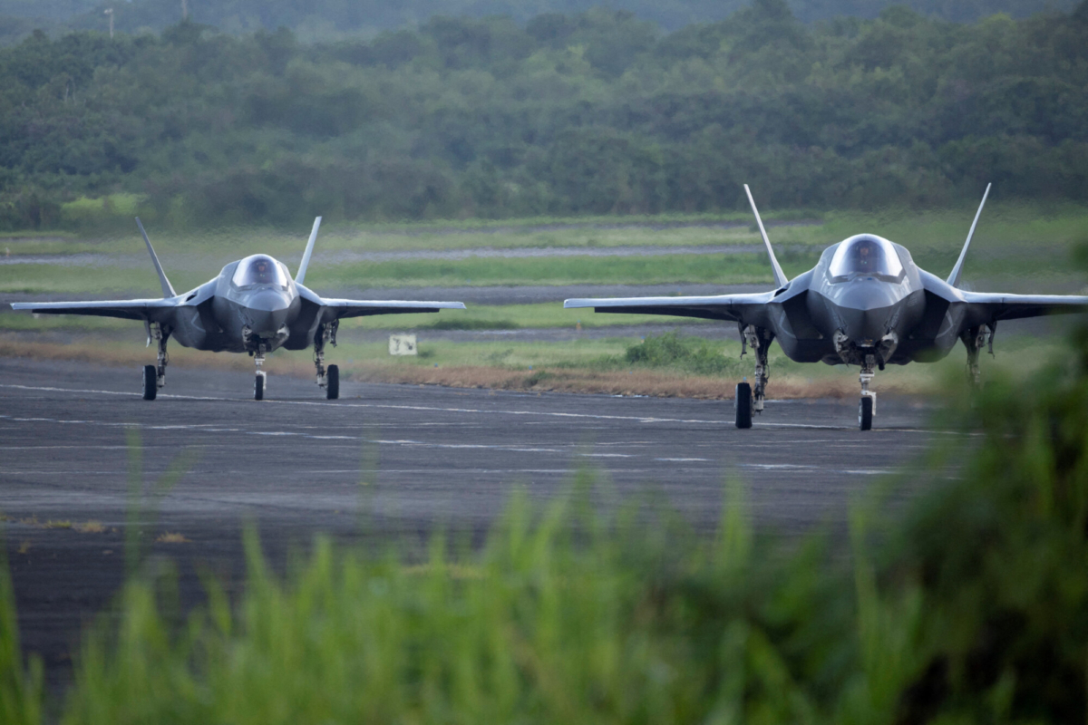 Aviones de combate F-35 rodando por la pista de la antigua base militar Roosevelt Roads en Ceiba, Puerto Rico, el 13 de septiembre de 2025. (Ricardo Arduengo/REUTERS)