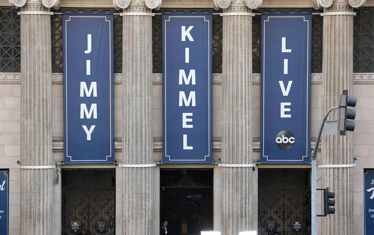 Un guardia de seguridad espera afuera, antes de la grabación del programa nocturno de entrevistas "Jimmy Kimmel Live!", en el Templo Masónico de Hollywood en Los Ángeles, California, el 2 de octubre de 2023. (Mario Anzuoni/Reuters)