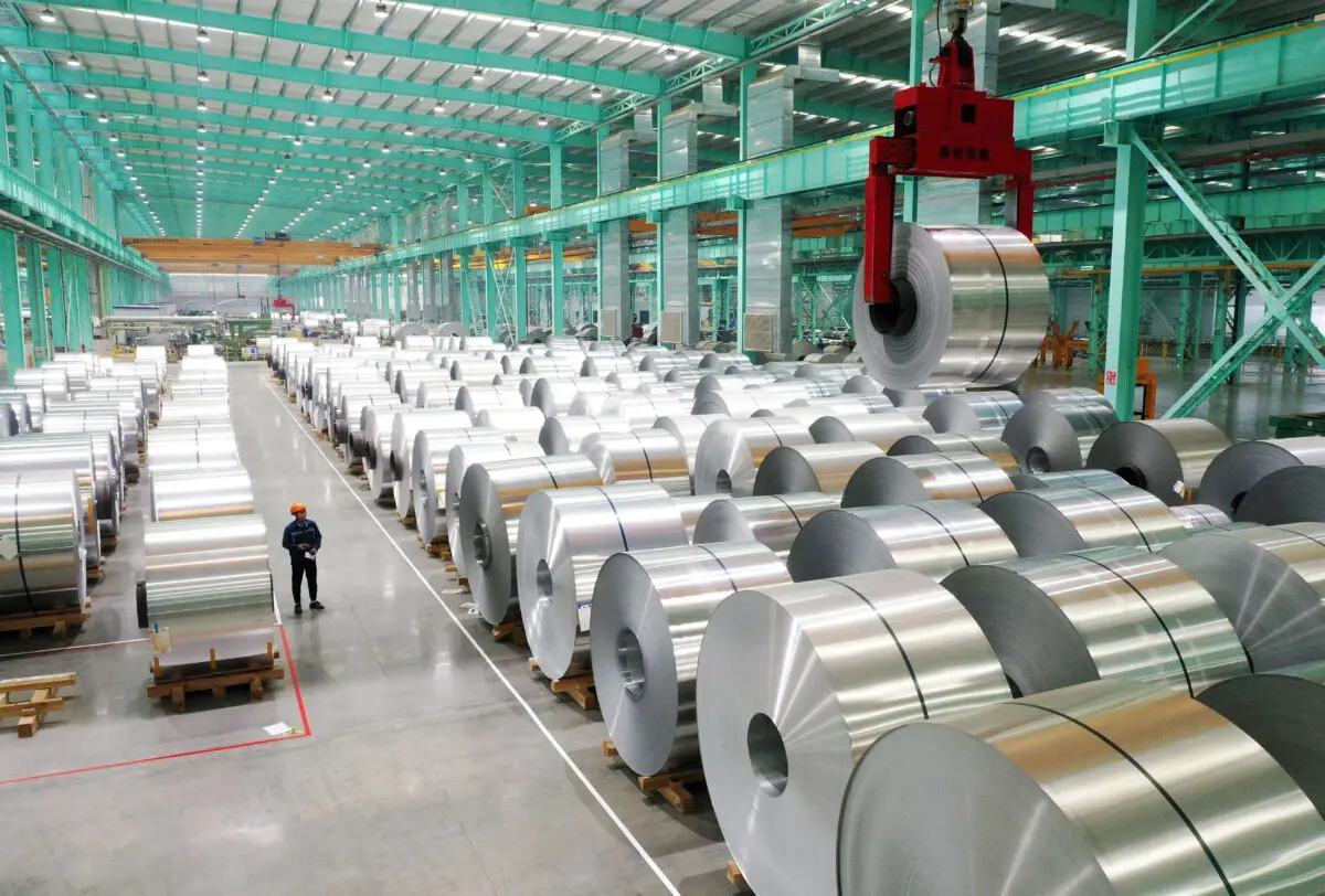 Una vista desde un dron muestra a un empleado trabajando en la línea de producción de productos de aluminio en una fábrica de Huaibei, provincia de Anhui, China, el 11 de febrero de 2025. (China Daily vía Reuters)