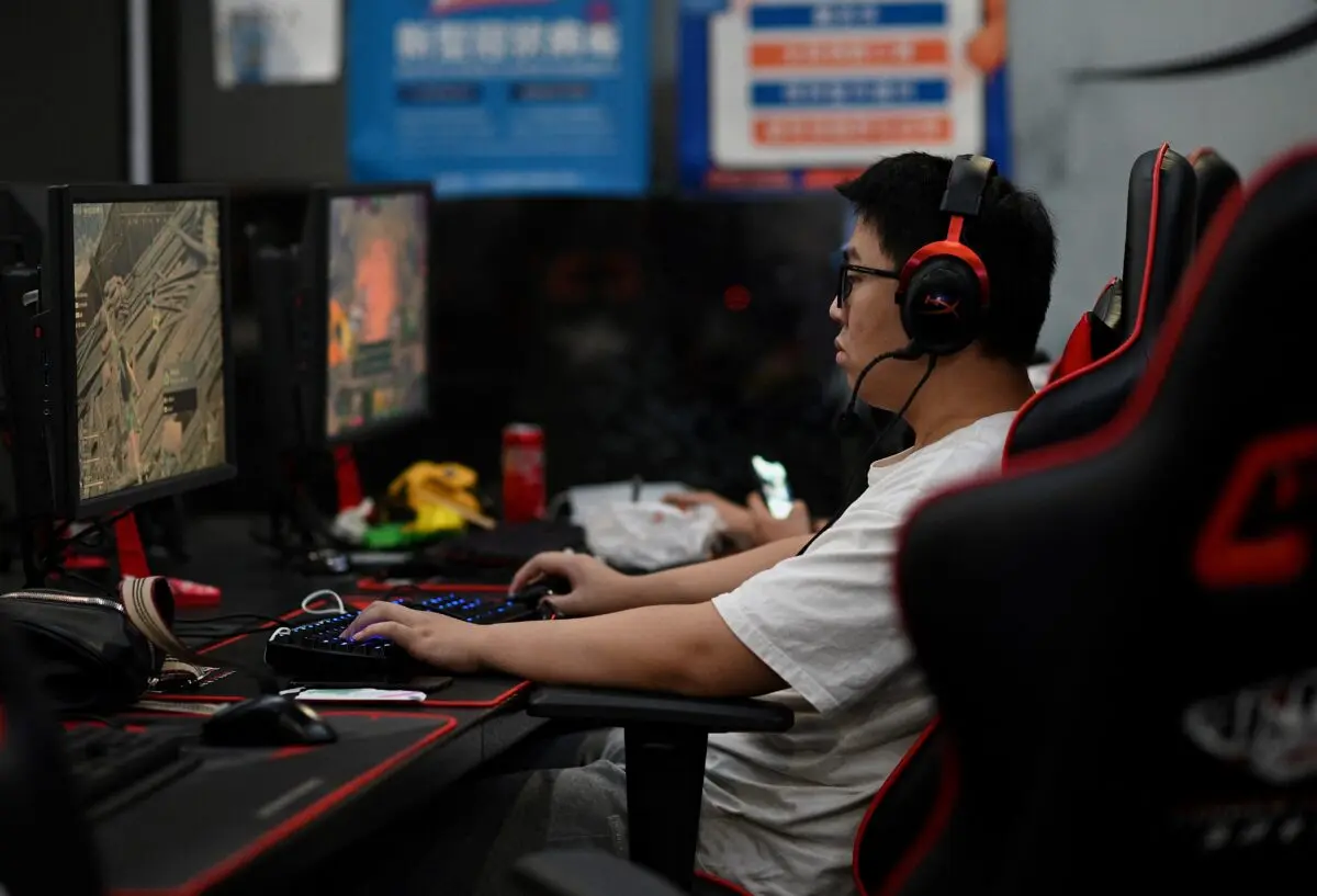 Un hombre juega a un videojuego en una tienda de Beijing, China. (Noel Celis/AFP)
