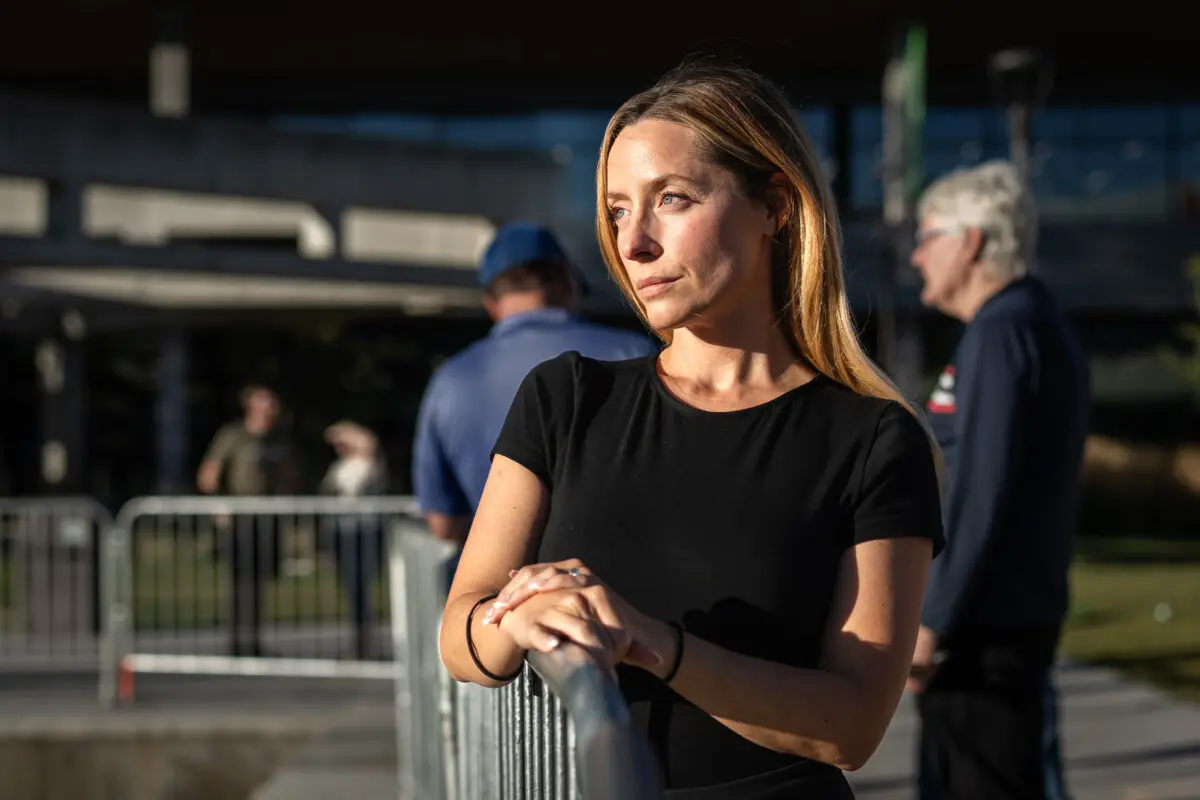 Megan Beckham Strader, que presenció el asesinato de Charlie Kirk el 10 de septiembre de 2025, regresa al lugar del tiroteo para rendir homenaje a Kirk en la Universidad del Valle de Utah, en Orem, Utah, el 16 de septiembre de 2025. (Madalina Kilroy/The Epoch Times)