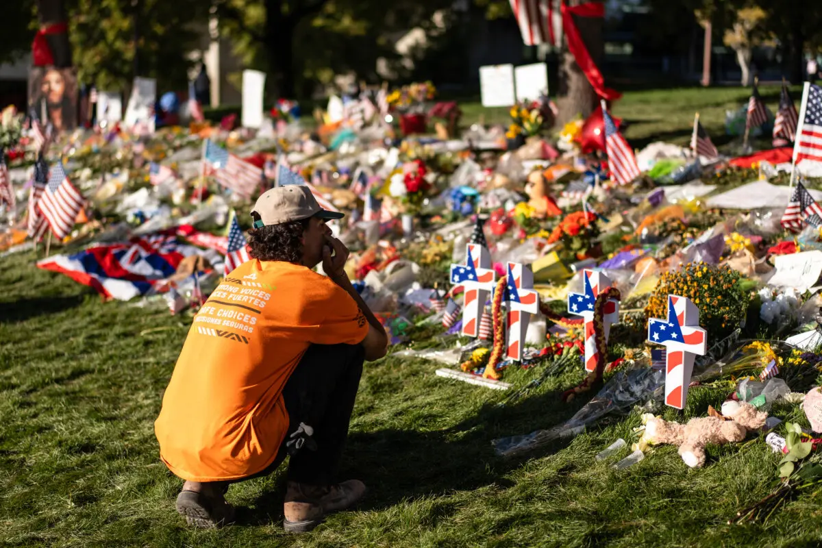 La gente se sienta en silencio para llorar la muerte de Charlie Kirk en la Universidad del Valle de Utah, en Orem, Utah, el 16 de septiembre de 2025. (Madalina Kilroy/The Epoch Times)