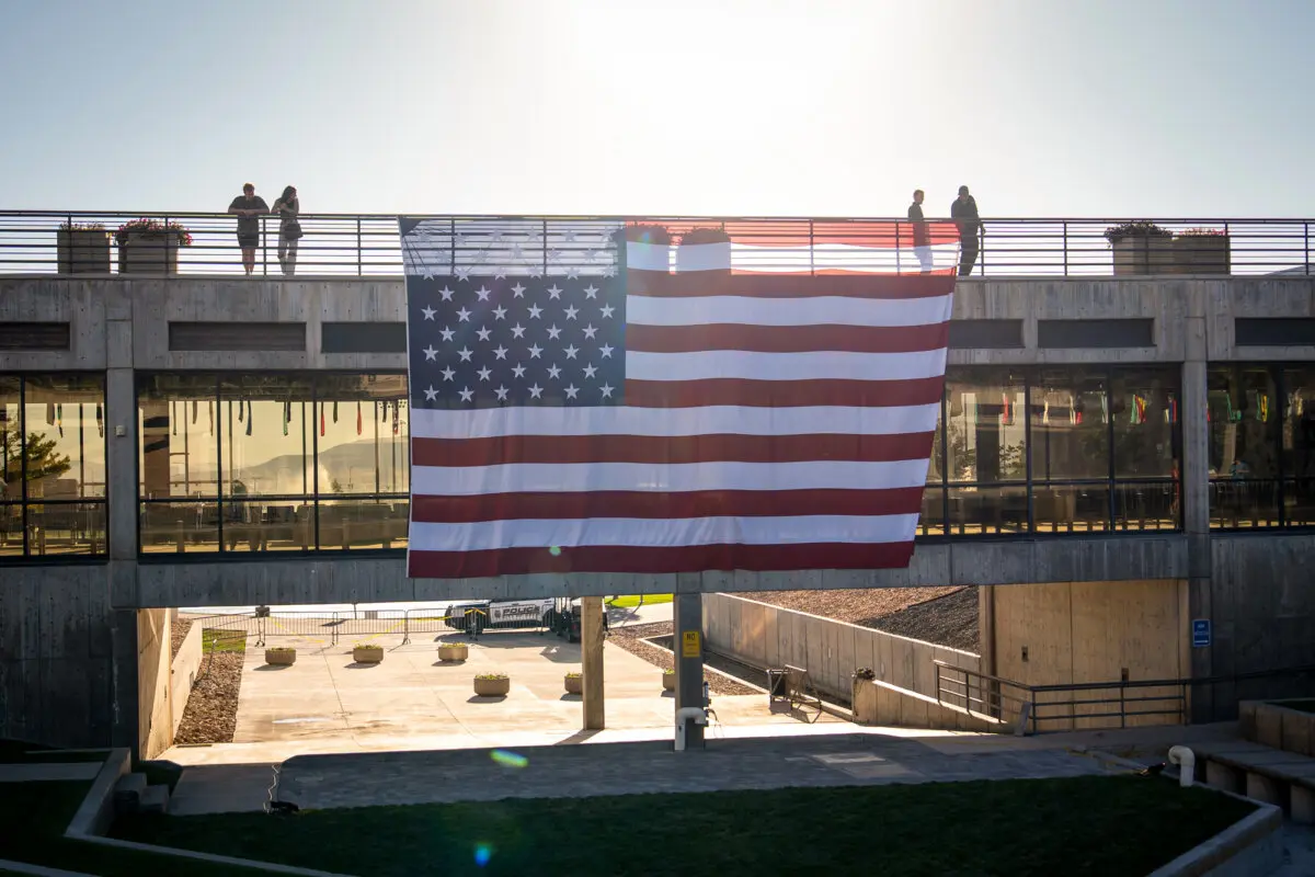 La escena donde Charlie Kirk fue asesinado a tiros el 10 de septiembre en la Universidad del Valle de Utah, en Orem, Utah, el 16 de septiembre de 2025. (Madalina Kilroy/The Epoch Times)