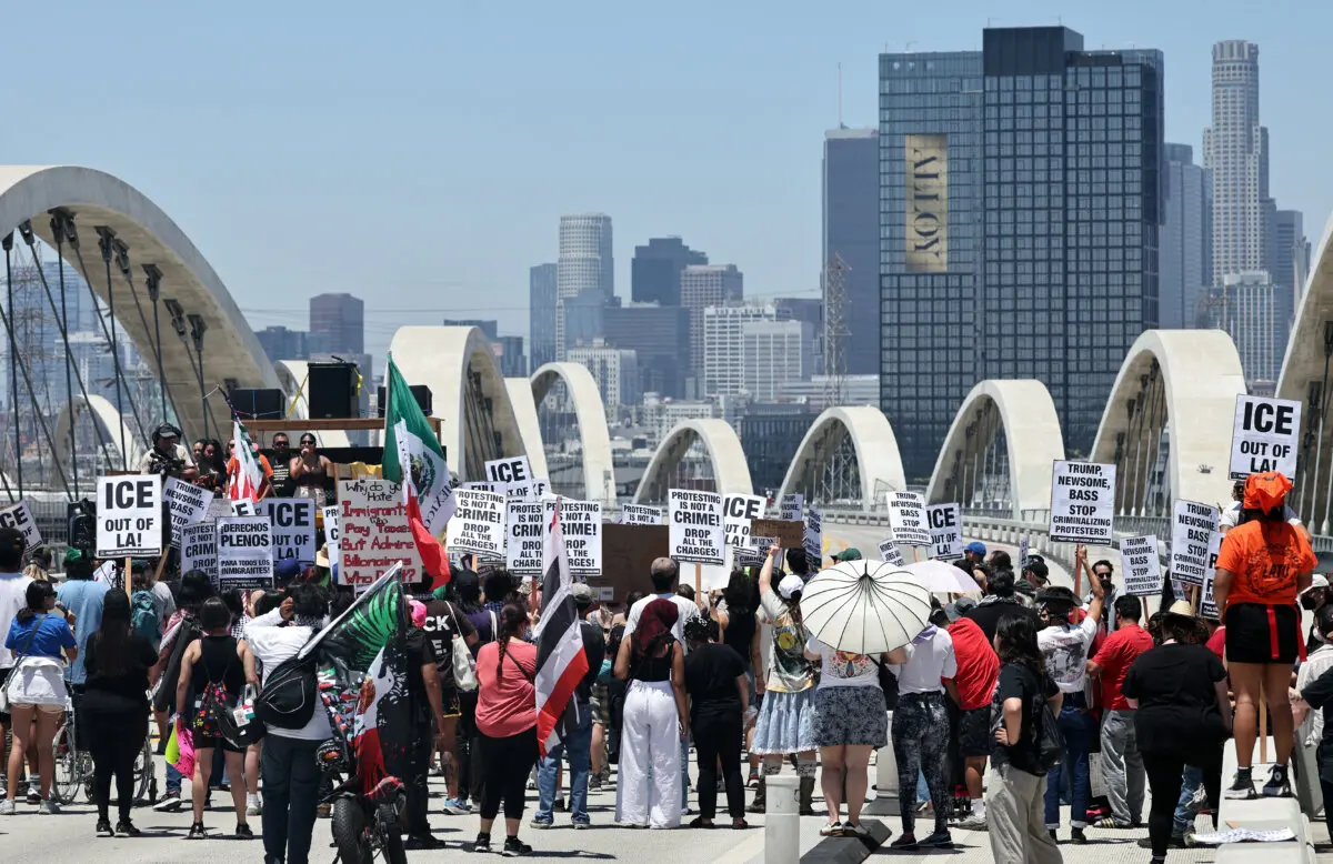 Manifestantes protestan contra las operaciones en curso del ICE mientras bloquean el puente de la Sexta Calle entre Boyle Heights y el centro de Los Ángeles, el 1 de julio de 2025. (Mario Tama/Getty Images)