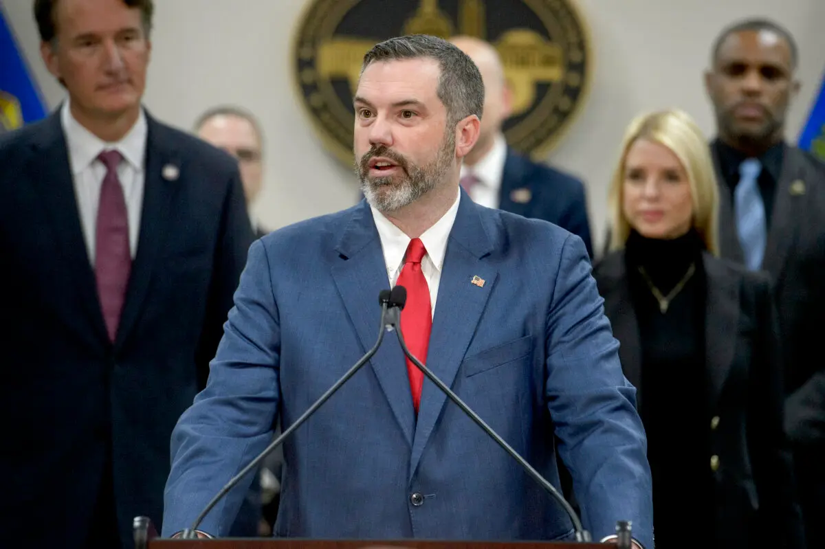 Erik Siebert, fiscal federal interino del Distrito Este de Virginia, habla mientras la fiscal general Pam Bondi (derecha) y el gobernador de Virginia Glenn Youngkin (izquierda) escuchan durante una rueda de prensa en la oficina local del FBI en Manassas, Virginia, el 27 de marzo de 2025. (Rod Lamkey, Jr./AP Photo)