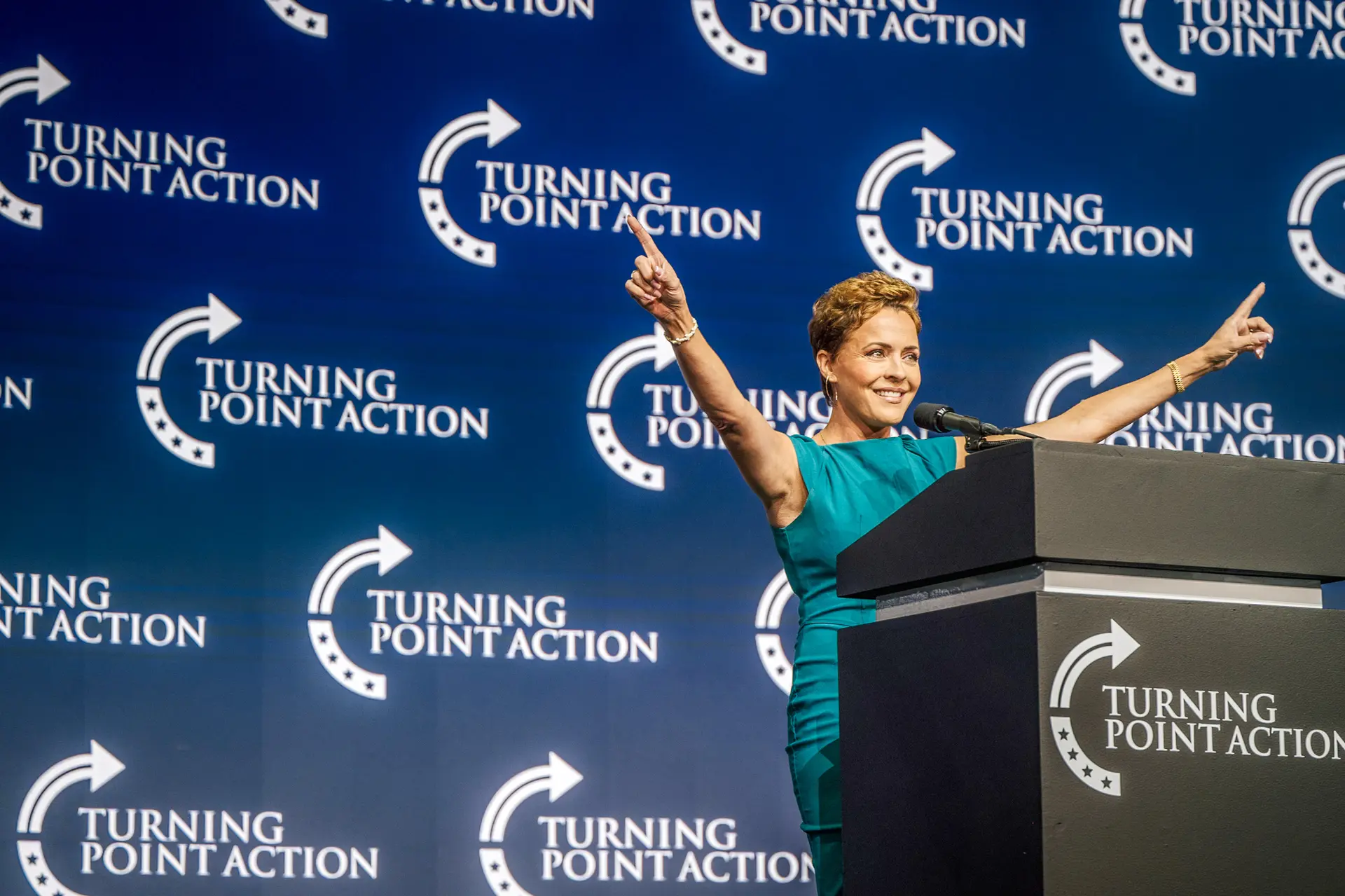 La expresentadora de Fox News Kari Lake habla durante la conferencia Rally To Protect Our Elections (Manifestación para proteger nuestras elecciones) en Phoenix el 24 de julio de 2021. Kirk lanzó TP Action en 2019, una plataforma para hacer campaña a favor de los candidatos. (Brandon Bell/Getty Images)