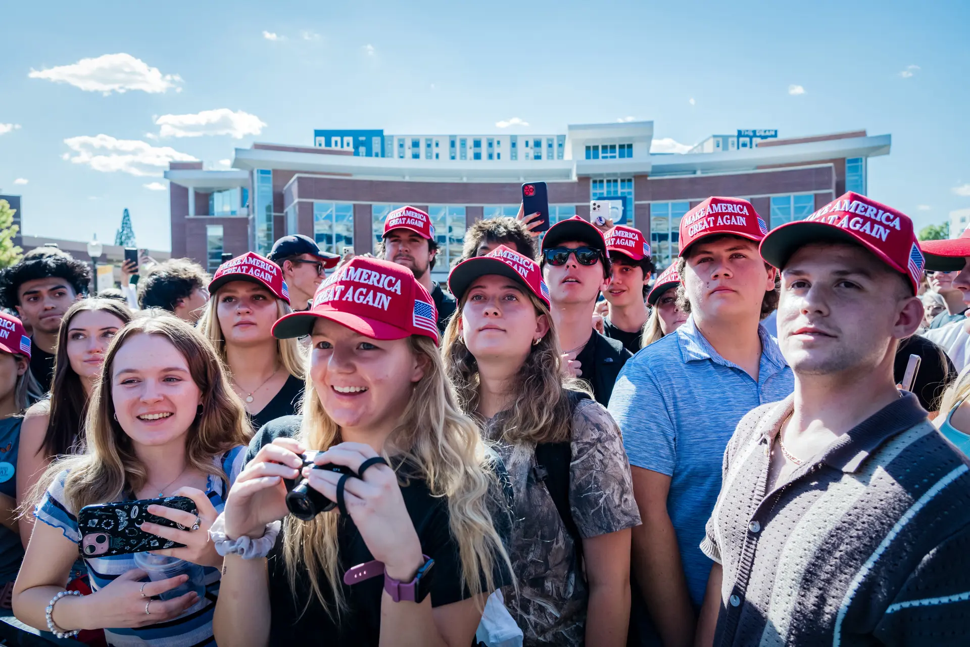 Los asistentes escuchan a Charlie Kirk, comentarista político conservador y fundador de Turning Point USA, durante su gira "You're Being Brainwashed" en la Universidad de Nevada, en Reno, Nevada, el 8 de octubre de 2024. (Andri Tambunan/AFP vía Getty Images)