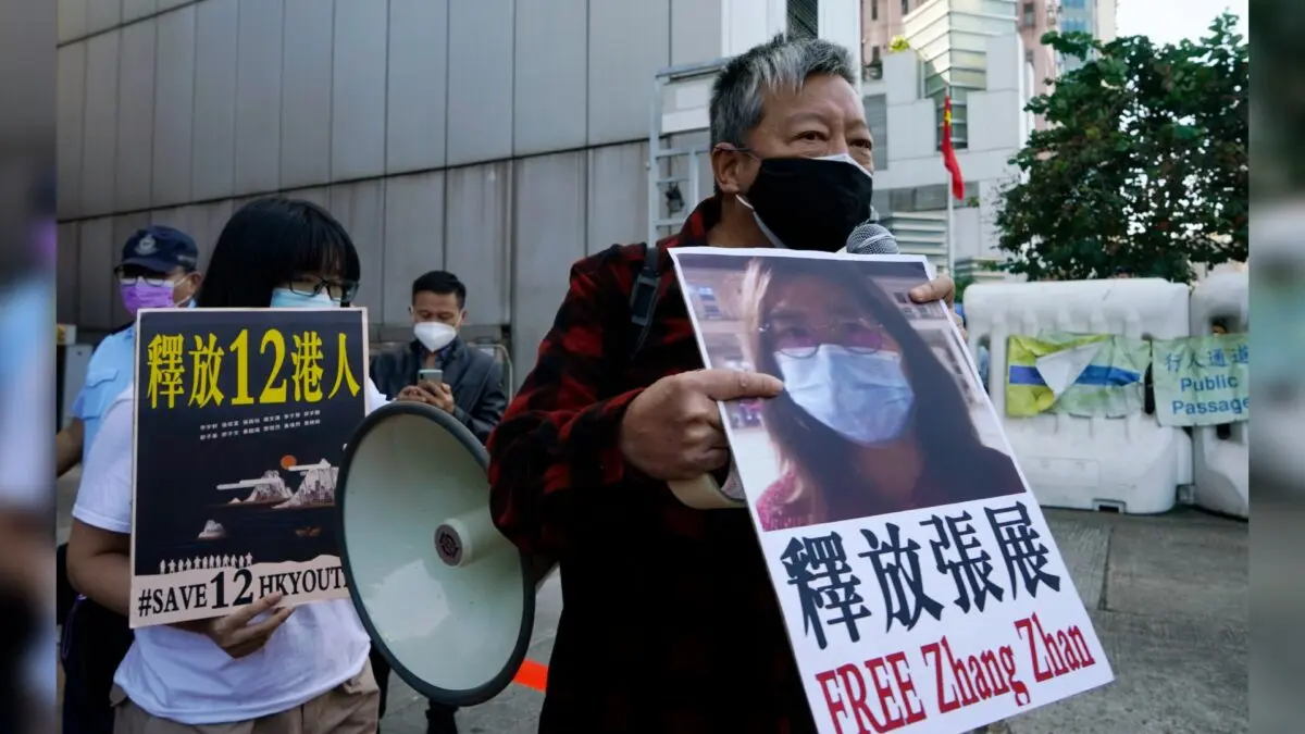 Activistas prodemocráticos sostienen pancartas con la foto de la exabogada Zhang Zhan mientras marchan hacia la oficina de enlace del gobierno central chino en Hong Kong, el 28 de diciembre de 2020. (Kin Cheung/AP Photo)