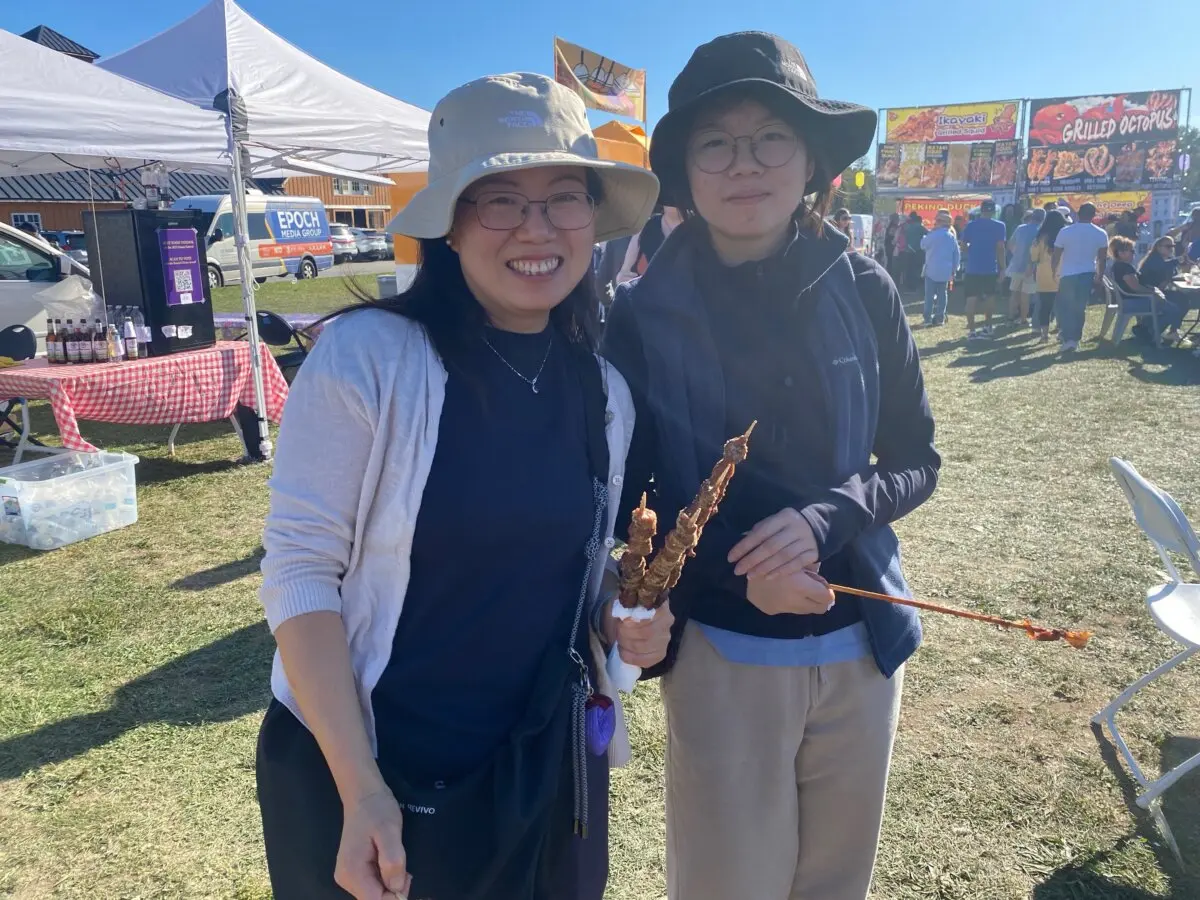 Rui Yang y su hija, Luna, en el Festival de la Luna en Deerpark, Nueva York, el 20 de septiembre de 2025. (OliverMantyk/The EpochTimes)