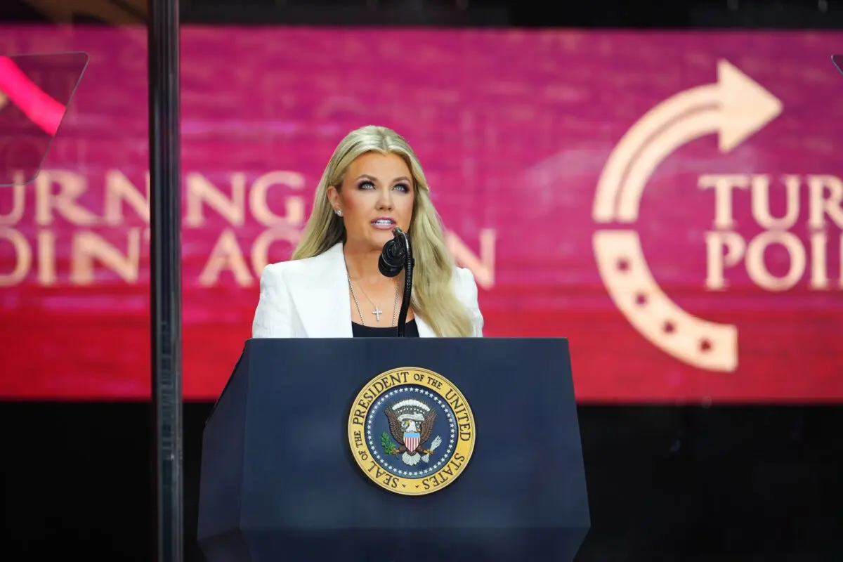 Erika Kirk, viuda de Charlie Kirk, habla en el evento "Building a Legacy: Remembering Charlie Kirk Memorial" (Construyendo un legado: en memoria de Charlie Kirk) en el State Farm Stadium de Glendale, Arizona, el 21 de septiembre de 2025. (Madalina Kilroy/The Epoch Times)