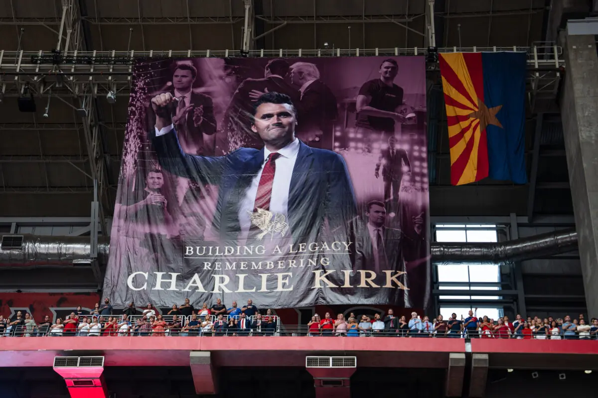 La gente participa en el evento "Construyendo un legado: en memoria de Charlie Kirk" en el State Farm Stadium de Glendale, Arizona, el 21 de septiembre de 2025. (Madalina Kilroy/The Epoch Times)