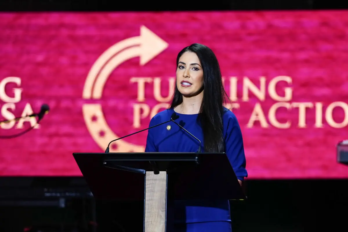 La representante Anna Paulina Luna (R-Fla.) habla en el evento "Construyendo un legado: en memoria de Charlie Kirk", celebrado en el State Farm Stadium de Glendale, Arizona, el 21 de septiembre de 2025. (Madalina Kilroy/The Epoch Times)