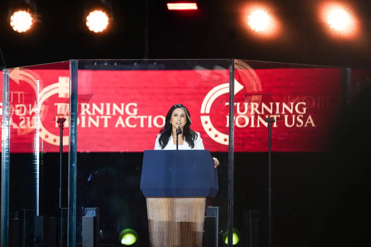 La directora de Inteligencia Nacional, Tulsi Gabbard, habla en el evento "Construyendo un legado: Recordando a Charlie Kirk" en el estadio State Farm de Glendale, Arizona, el 21 de septiembre de 2025. (Madalina Kilroy/The Epoch Times)
