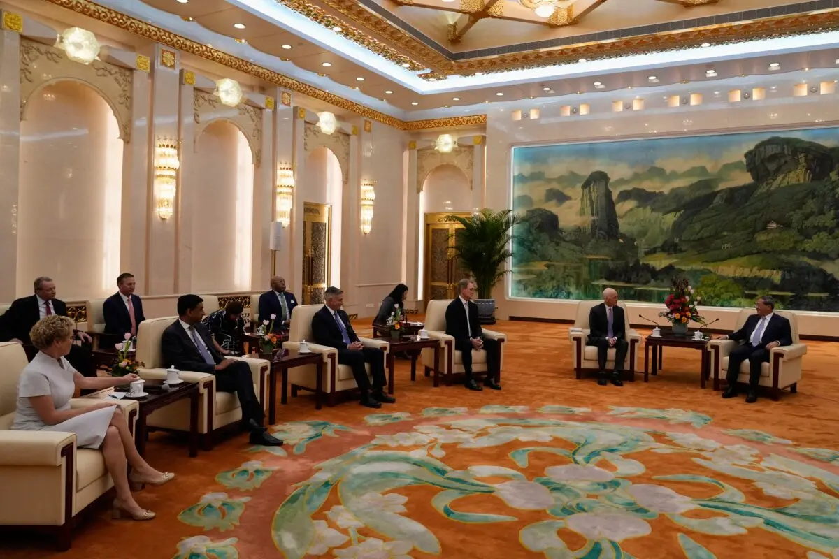 El representante Adam Smith (D-Wash.) (2.º por la derecha) habla con el primer ministro chino Li Qiang (derecha) mientras lidera un grupo bipartidista de legisladores estadounidenses, entre los que se encuentran (de izquierda a derecha) los representantes Chrissy Houlahan (D-Pa.), Ro Khanna (D-Calif.) y Michael Baumgartner (R-Wash.), y el embajador de Estados Unidos en China, David Perdue, en el Gran Salón del Pueblo de Beijing el 21 de septiembre de 2025. (Mahesh Kumar A./Pool/AFP a través de Getty Images)