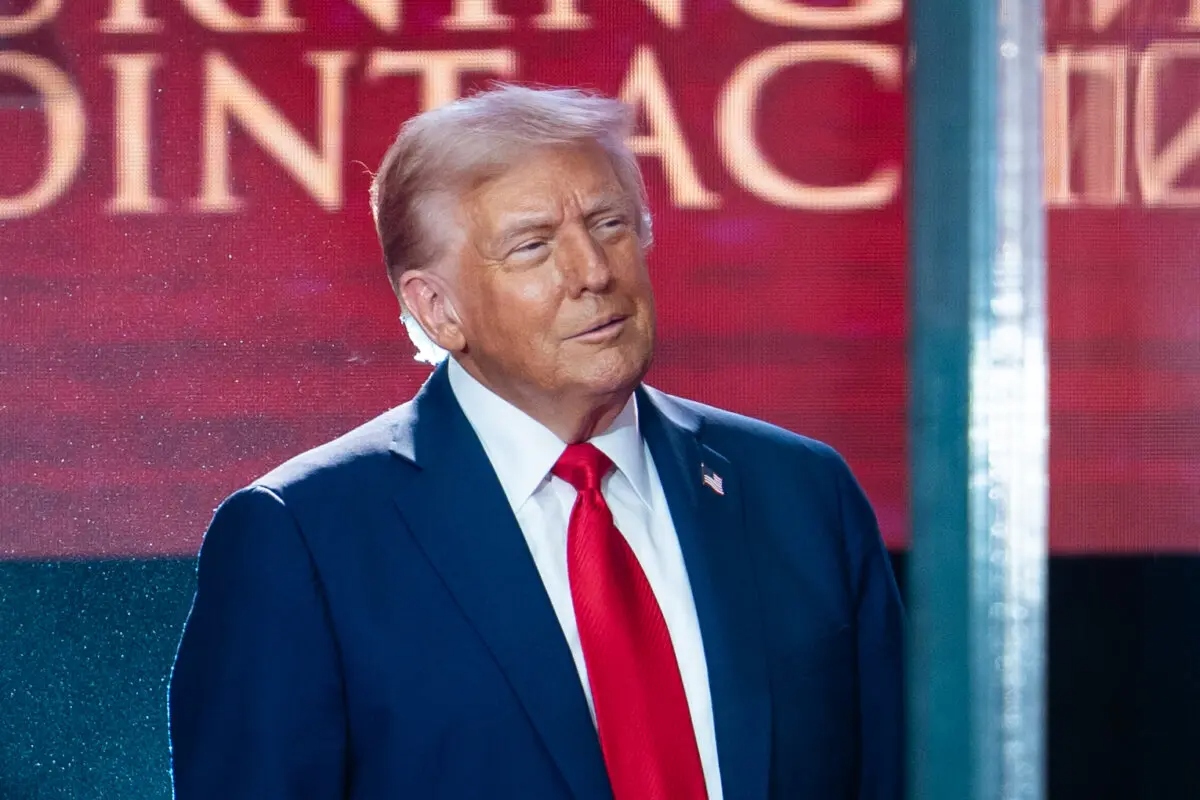 El presidente Donald Trump llega para hablar en el evento “Construyendo un legado: Recordando a Charlie Kirk” en el State Farm Stadium de Glendale, Arizona, el 21 de septiembre de 2025. (Madalina Kilroy/The Epoch Times)