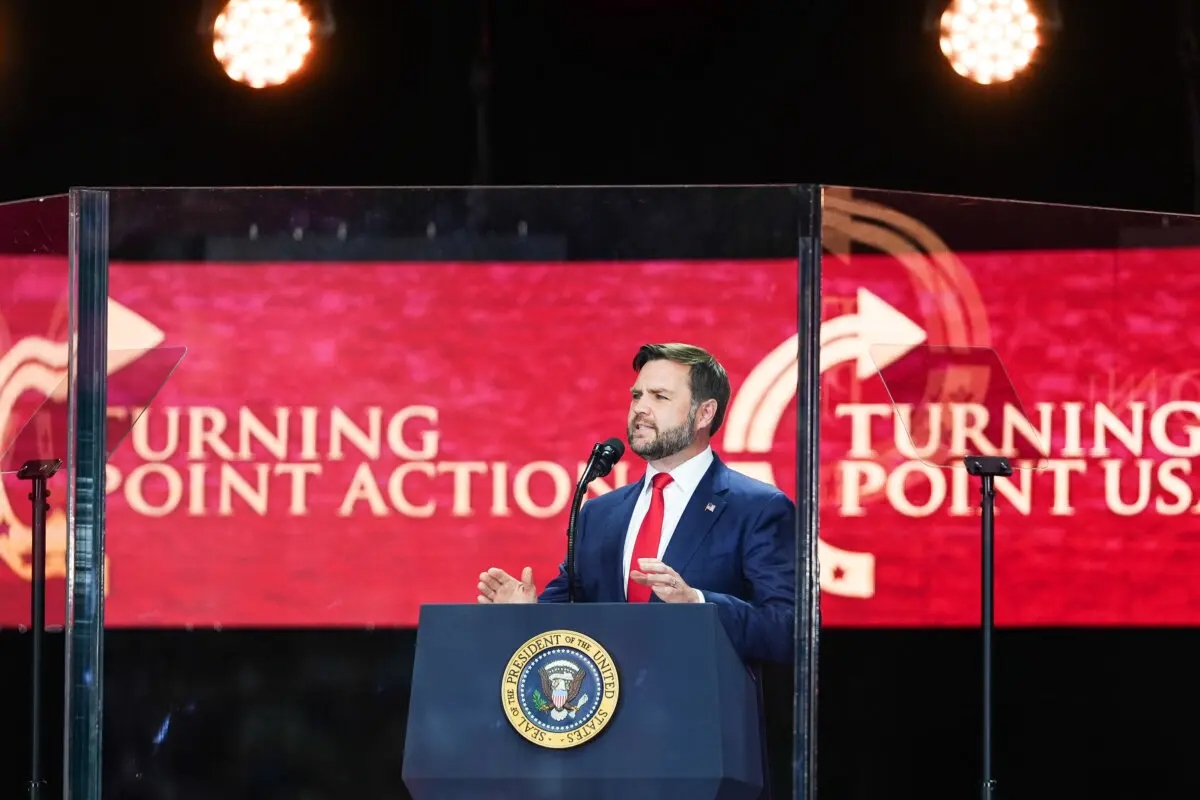El vicepresidente JD Vance habla en el evento "Construyendo un legado: Recordando a Charlie Kirk" en el estadio State Farm de Glendale, Arizona, el 21 de septiembre de 2025. (Madalina Kilroy/The Epoch Times)
