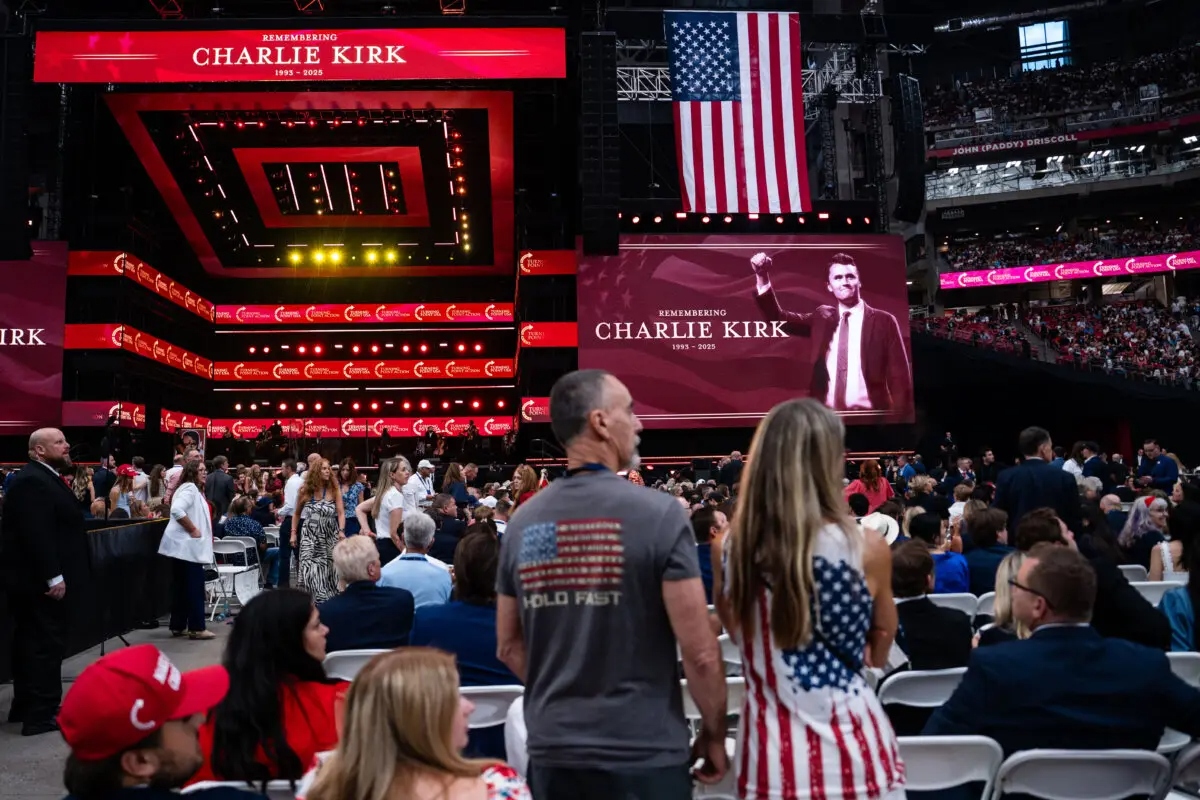 La gente participa en el evento "Construyendo un legado: Recordando a Charlie Kirk" en el State Farm Stadium de Glendale, Arizona, el 21 de septiembre de 2025. (Madalina Kilroy/The Epoch Times)