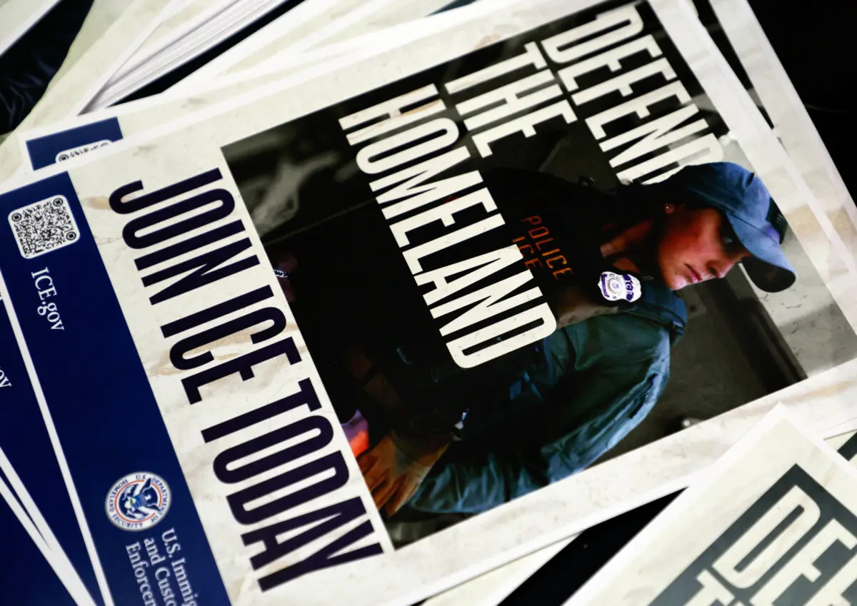 Vista de material promocional durante un importante evento de contratación organizado por el Servicio de Inmigración y Control de Aduanas (ICE) el 26 de agosto de 2025 en Arlington, Texas. (Ron Jenkins/Getty Images)