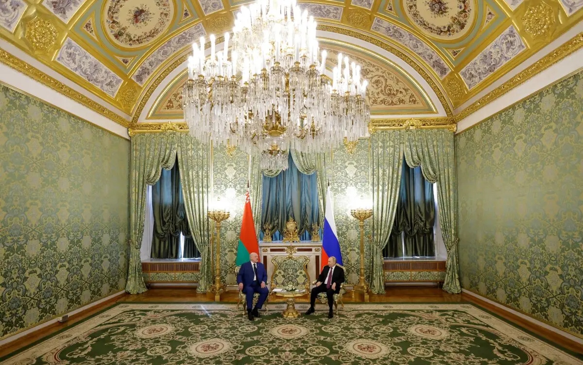 El presidente ruso, Vladimir Putin, se reúne con su homólogo bielorruso, Alexander Lukashenko, en el Kremlin el 13 de marzo de 2025. (Maxim Shemetov/Pool/AFP a través de Getty Images)