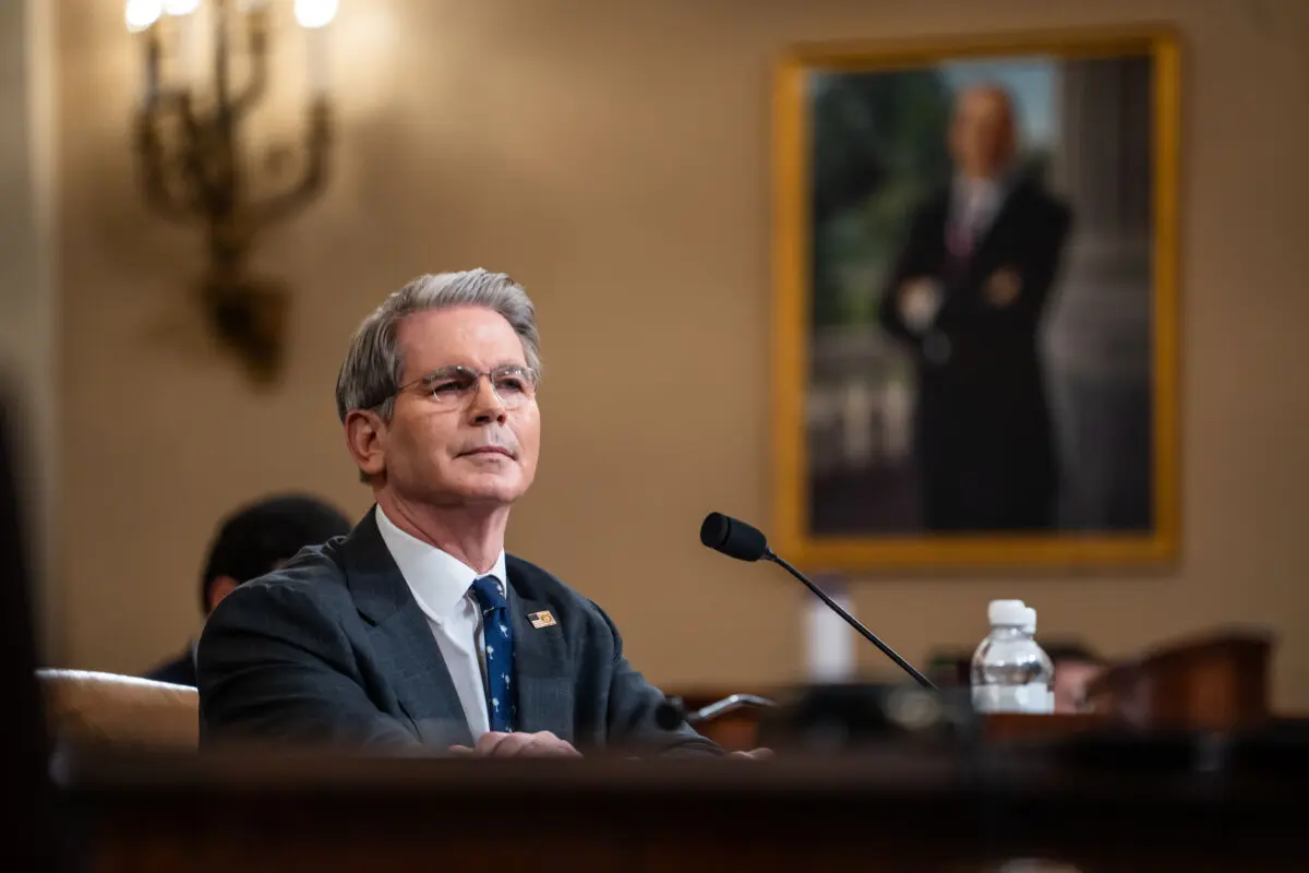 El secretario del Tesoro, Scott Bessent, testifica ante el Comité de Medios y Arbitrios de la Cámara de Representantes en el Capitolio, en Washington, el 11 de junio de 2025. (Madalina Vasiliu/The Epoch Times).