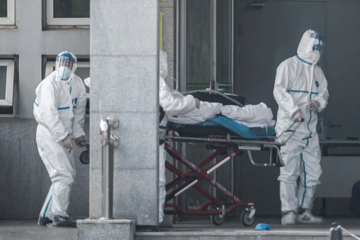 Miembros del personal médico llevan a un paciente al hospital Jinyintan, donde se trataba a pacientes infectados por un misterioso virus similar al SARS, en Wuhan, provincia de Hubei (China), el 18 de enero de 2020. (STR/AFP vía Getty Images)