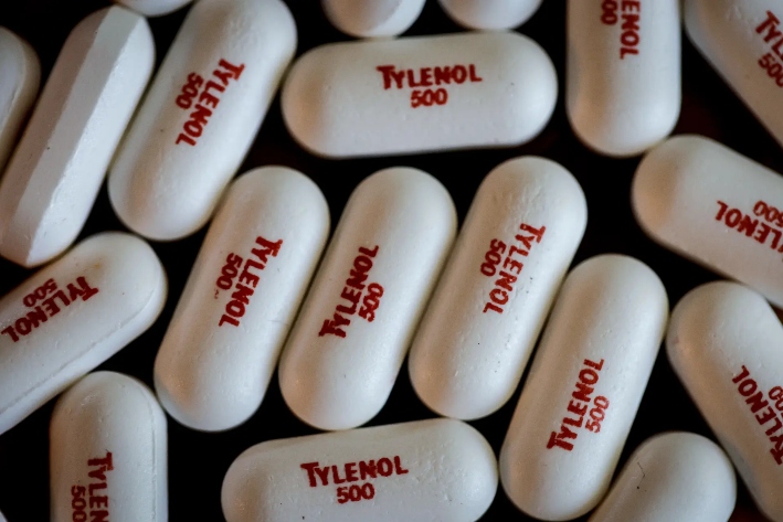Cápsulas de Tylenol expuestas en San Anselmo, California, el 22 de septiembre de 2025. Las autoridades sanitarias estadounidenses emitieron una nueva advertencia el 22 de septiembre de 2025 sobre el consumo de paracetamol durante el embarazo. (Justin Sullivan/Getty Images)