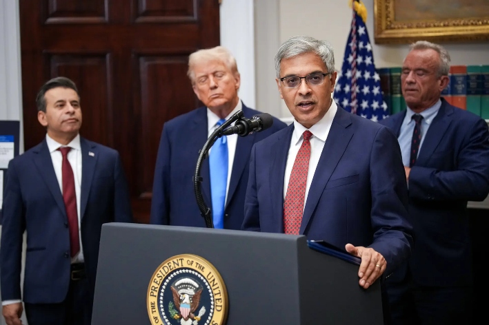 El director de los Institutos Nacionales de Salud, Jay Bhattacharya, acompañado por (de izquierda a derecha) el comisionado de la Administración de Alimentos y Medicamentos, Dr. Marty Makary, el presidente Donald Trump y el secretario de Salud, Robert F. Kennedy Jr., pronuncia unas palabras durante un anuncio en la Casa Blanca, el 22 de septiembre de 2025. (Andrew Harnik/Getty Images)