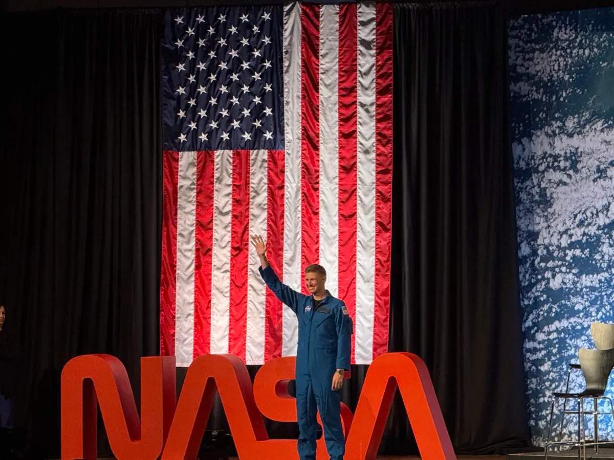 El candidato a astronauta de la NASA Adam Furhmann sube al escenario para saludar al público por primera vez en el Centro Espacial Johnson de Houston, Texas, el 22 de septiembre de 2025. (T.J. Muscaro/The Epoch Times).