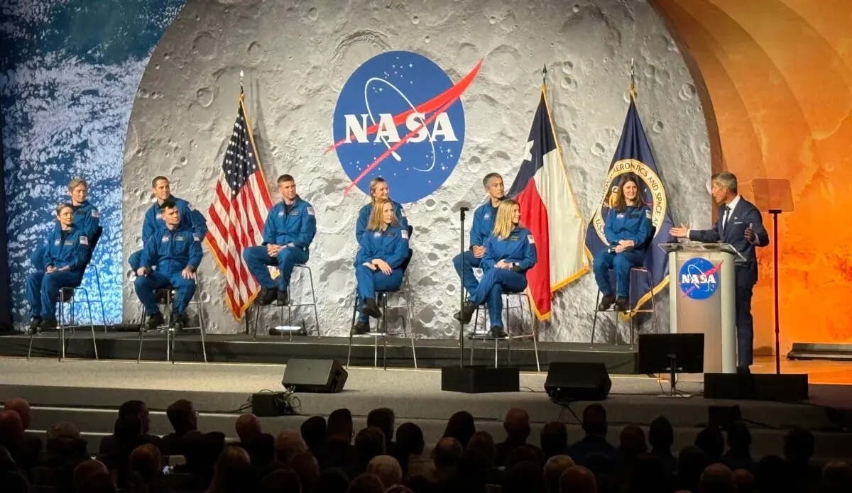 El administrador en funciones de la NASA, Sean Duffy (derecha), se dirige a la nueva promoción de candidatos a astronautas en el Centro Espacial Johnson de Houston, Texas, el 22 de septiembre de 2025. (T.J. Muscaro/The Epoch Times).
