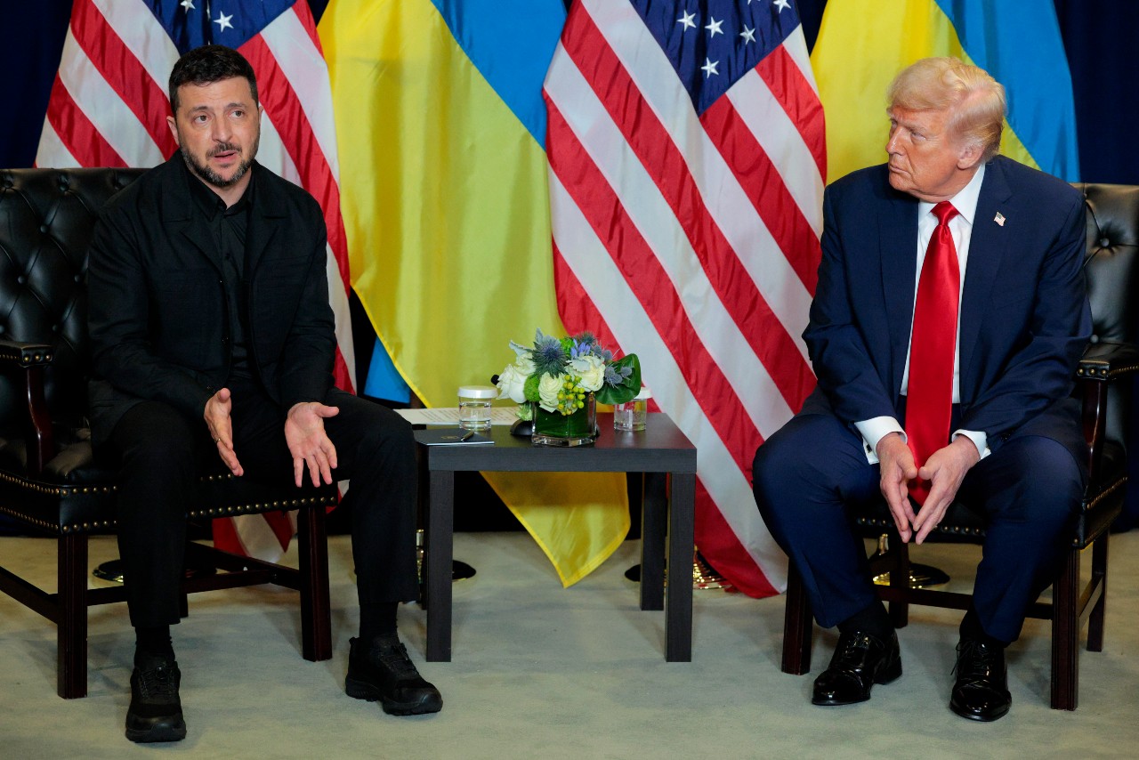 El presidente de Ucrania, Volodímir Zelenski (izq.), habla durante una reunión bilateral con el presidente de Estados Unidos, Donald Trump, en el 80.º período de sesiones de la Asamblea General de las Naciones Unidas (AGNU) en la sede de las Naciones Unidas en la ciudad de Nueva York el 23 de septiembre de 2025. (Chip Somodevilla/Getty Images)