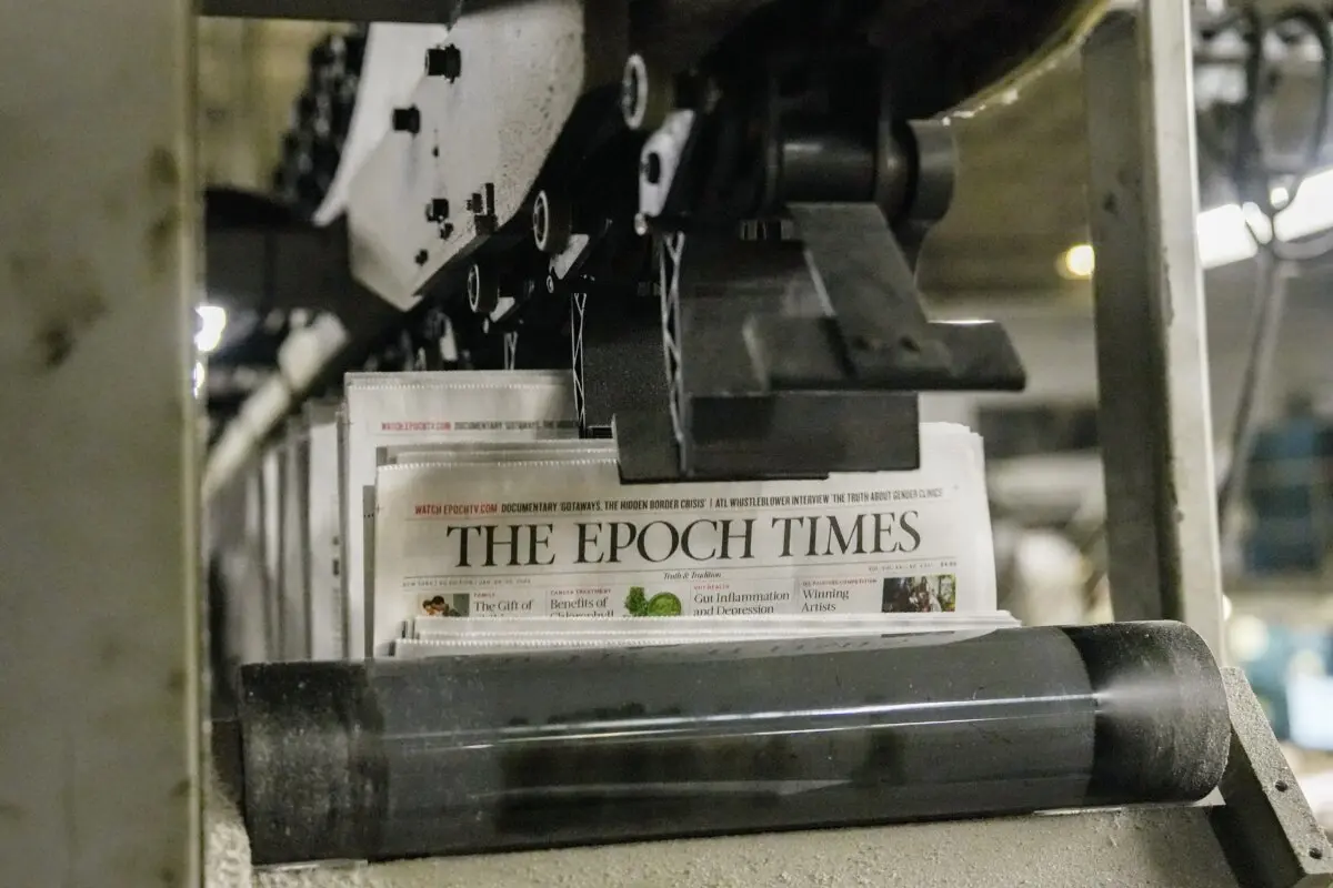 Periódicos de The Epoch Times impresos en una imprenta de Nueva Jersey el 23 de enero de 2024. (Samira Bouaou/The Epoch Times)