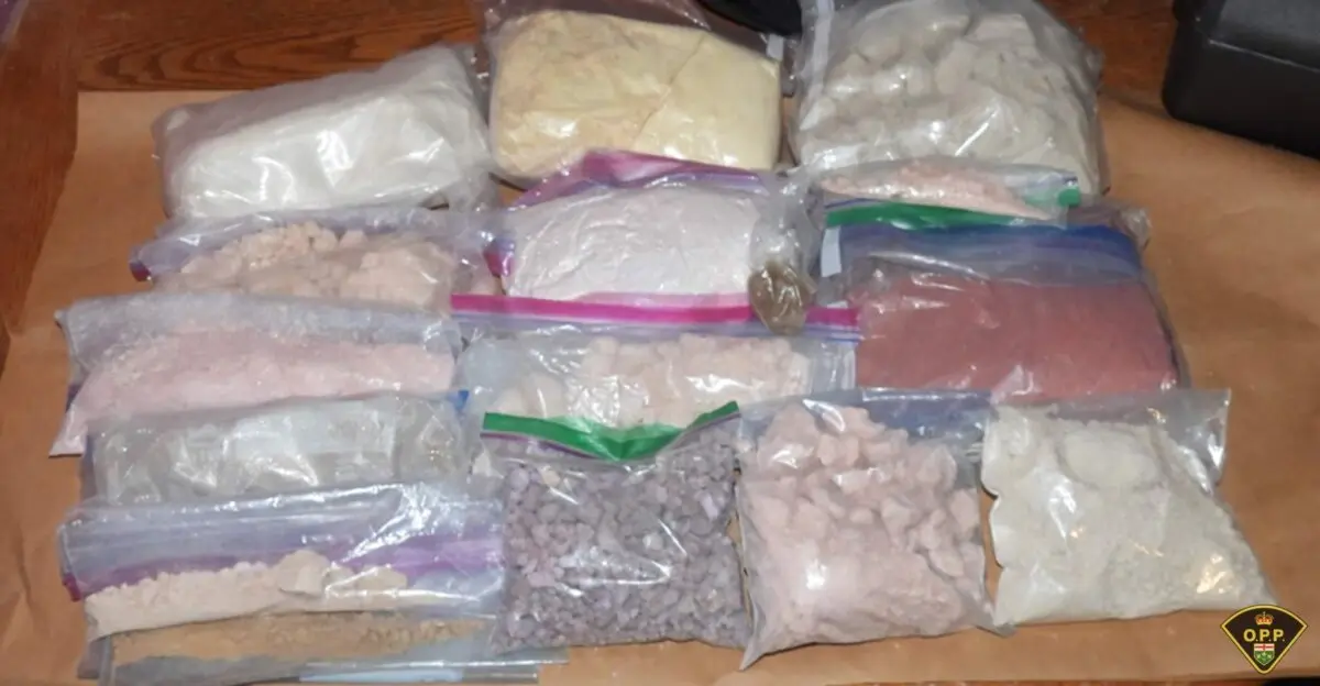 Los agentes incautaron fentanilo, metanfetamina, cocaína y éxtasis como parte de su operación Proyecto Dorado. Alguna de las drogas se pueden ver aquí. (Foto de la OPP)