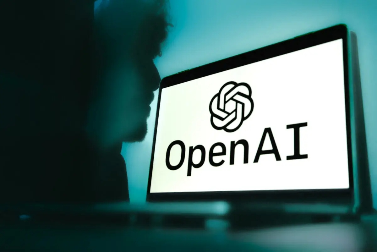 Una computadora con el logotipo de Open AI sobre un fondo azul degradado con la sombra de un hombre al fondo en Grenoble, Francia, el 12 de febrero de 2025. (Anouk Anglade/Hans Lucas/AFP a través de Getty Images)