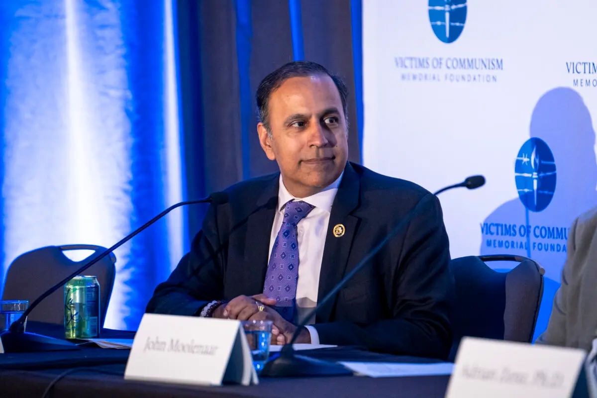 El representante Raja Krishnamoorthi (D-Ill.) habla durante el Foro sobre China celebrado en Washington el 25 de septiembre de 2024. (Madalina Vasiliu/The Epoch Times)