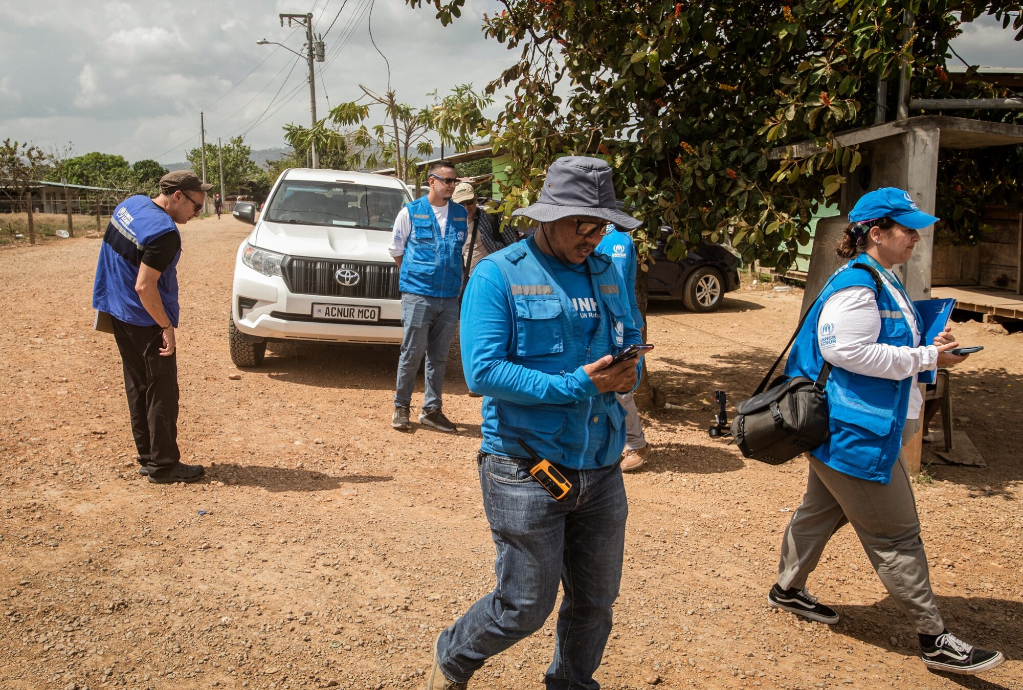 Personal de la agencia de refugiados de las Naciones Unidas llega al campamento de migrantes de San Vicente, en el Tapón del Darién (Panamá), el 20 de febrero de 2024. La ONU y sus socios proporcionan cientos de millones de dólares en financiación y ayuda a los migrantes que finalmente cruzan ilegalmente la frontera sur de Estados Unidos. (Bobby Sánchez para The Epoch Times).