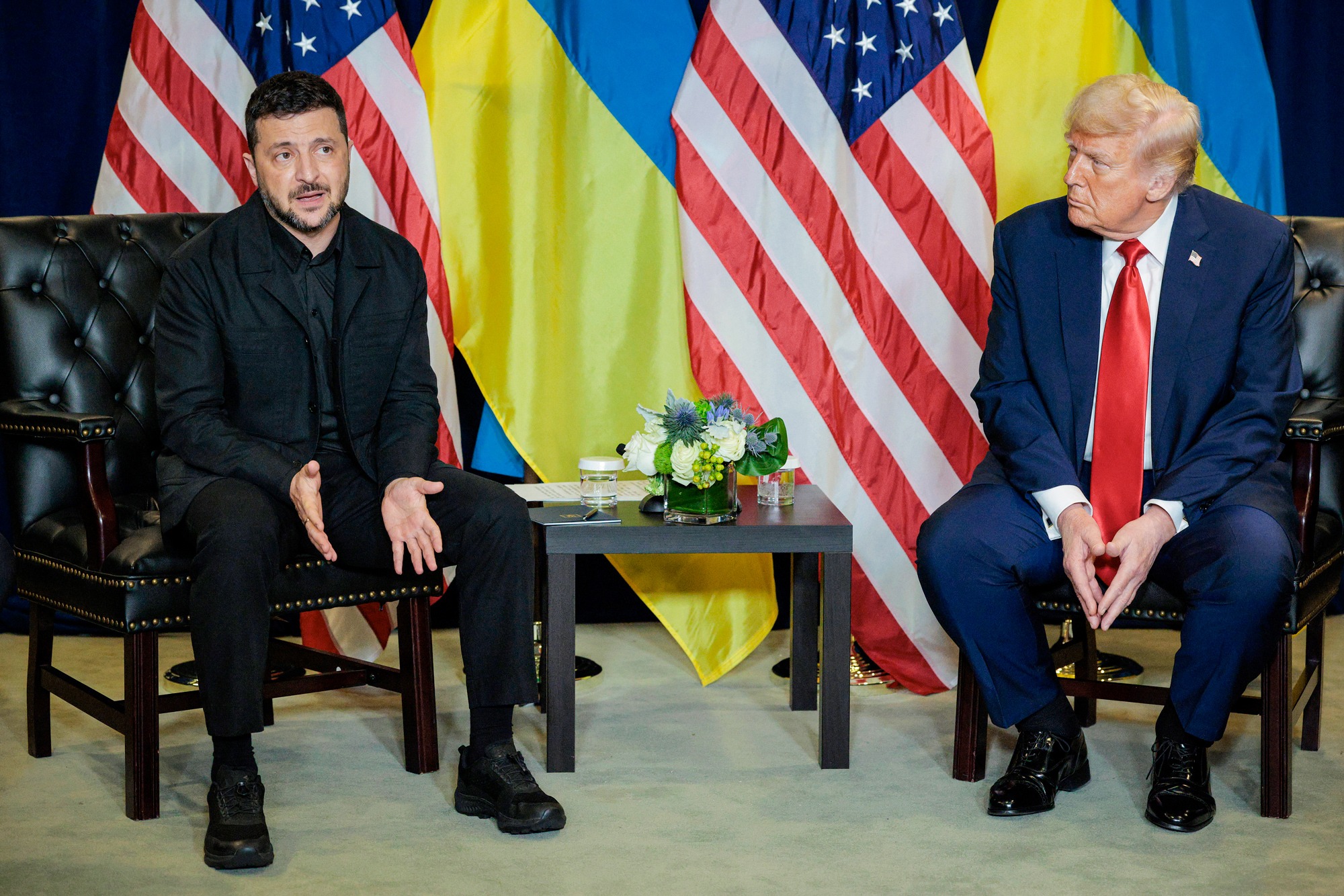 El presidente ucraniano Volodymyr Zelenskyy habla durante una reunión bilateral con el presidente estadounidense Donald Trump en la 80.ª sesión de la Asamblea General de las Naciones Unidas en Nueva York el 23 de septiembre de 2025. (Chip Somodevilla/Getty Images).
