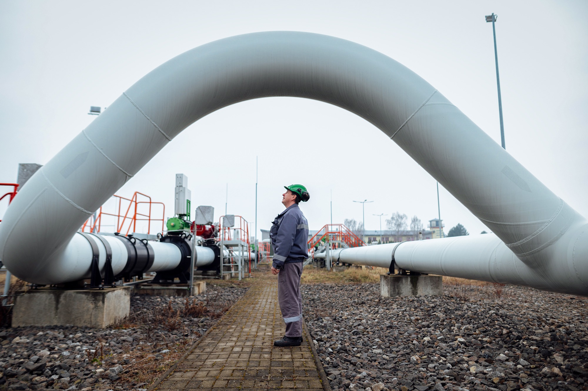 Un trabajador realiza tareas de mantenimiento en las instalaciones de gas de Eustream en Velke Kapusany, Eslovaquia, el 25 de febrero de 2025. La instalación, que es la más grande de Europa, representa el punto de entrada del gas procedente de Ucrania, cuya red de gasoductos ha transportado durante mucho tiempo gas ruso a Eslovaquia y otras partes de Europa. A partir del 1 de enero, Ucrania detuvo el tránsito de gas ruso, alegando que estaba financiando la guerra en curso de Rusia contra Ucrania. (Robert Nemeti/Getty Images).