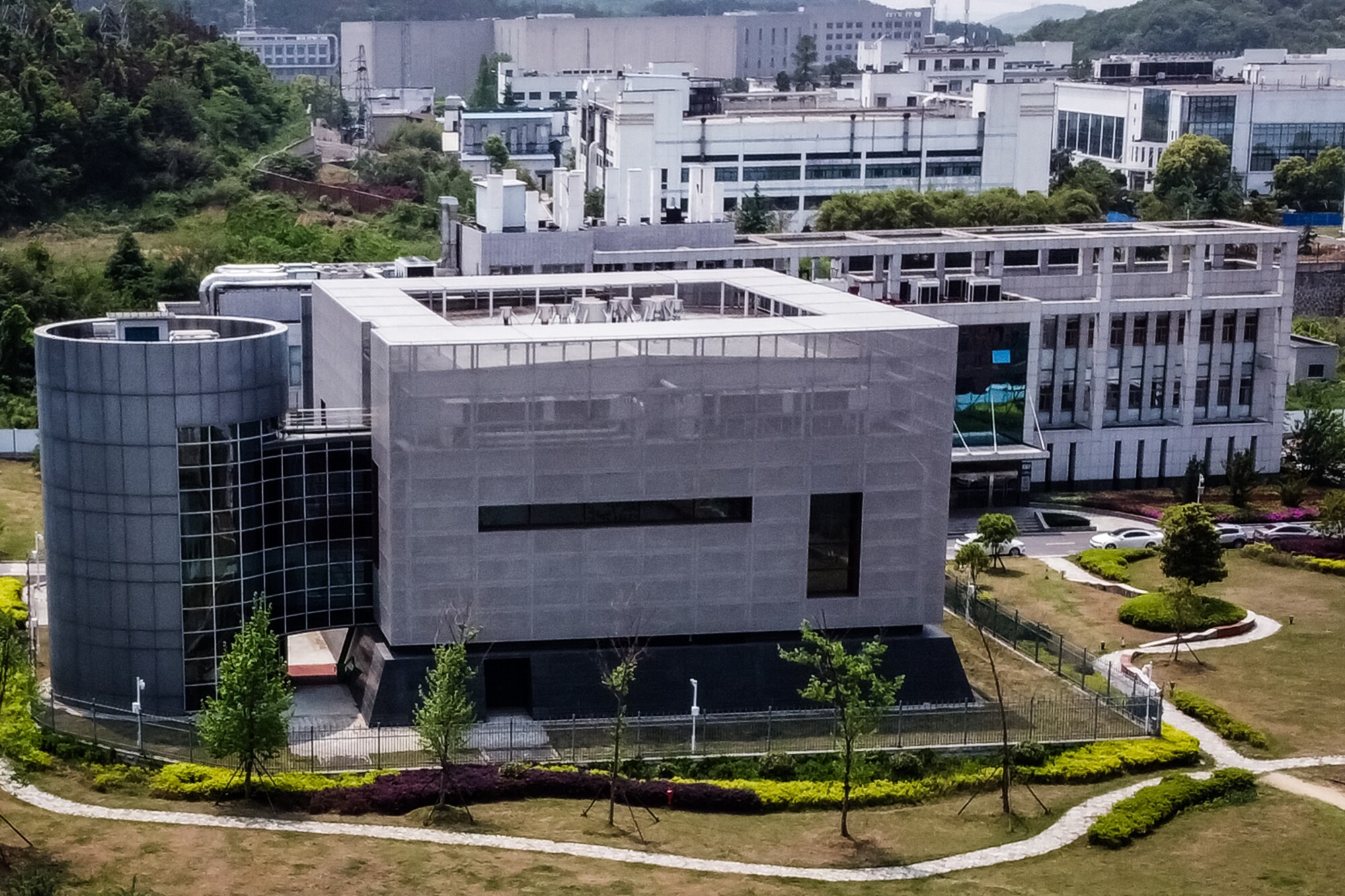 Panorámica aérea del laboratorio P4 del Instituto de Virología de Wuhan, en la provincia china de Hubei, el 17 de abril de 2020. Estados Unidos ha afirmado que el virus de la COVID-19 probablemente se originó en el laboratorio de Wuhan, China. (Héctor Retamal/AFP a través de Getty Images).