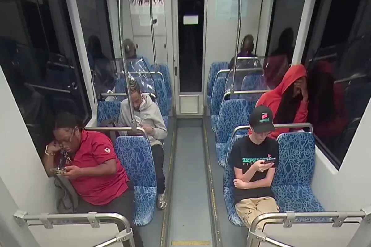 Una imagen del video muestra a Iryna Zarutska (derecha), con gorra y gafas, antes de ser apuñalada mortalmente en un tren el 22 de agosto de 2025. (Sistema de Transporte Público del Área de Charlotte a través de AP)
