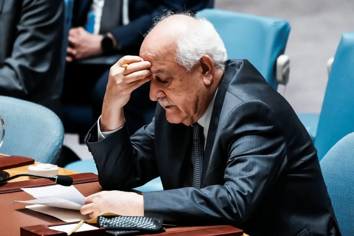 Riyad H. Mansour, observador permanente de Palestina ante las Naciones Unidas, reacciona después de que los miembros del Consejo de Seguridad de la ONU votaran un proyecto de resolución que exigía un alto el fuego en Gaza, en la sede de la ONU en la ciudad de Nueva York, el 18 de septiembre de 2025. (Eduardo Muñoz/Reuters)