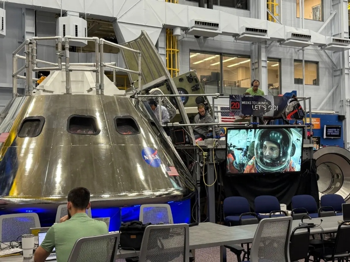 Ingenieros y miembros de la tripulación de reserva de Artemis II realizan una simulación dentro de una maqueta de la cápsula de la tripulación Orion en el Centro Espacial Johnson de Houston, Texas, el 23 de septiembre de 2025. (T.J. Muscaro/The Epoch Times)