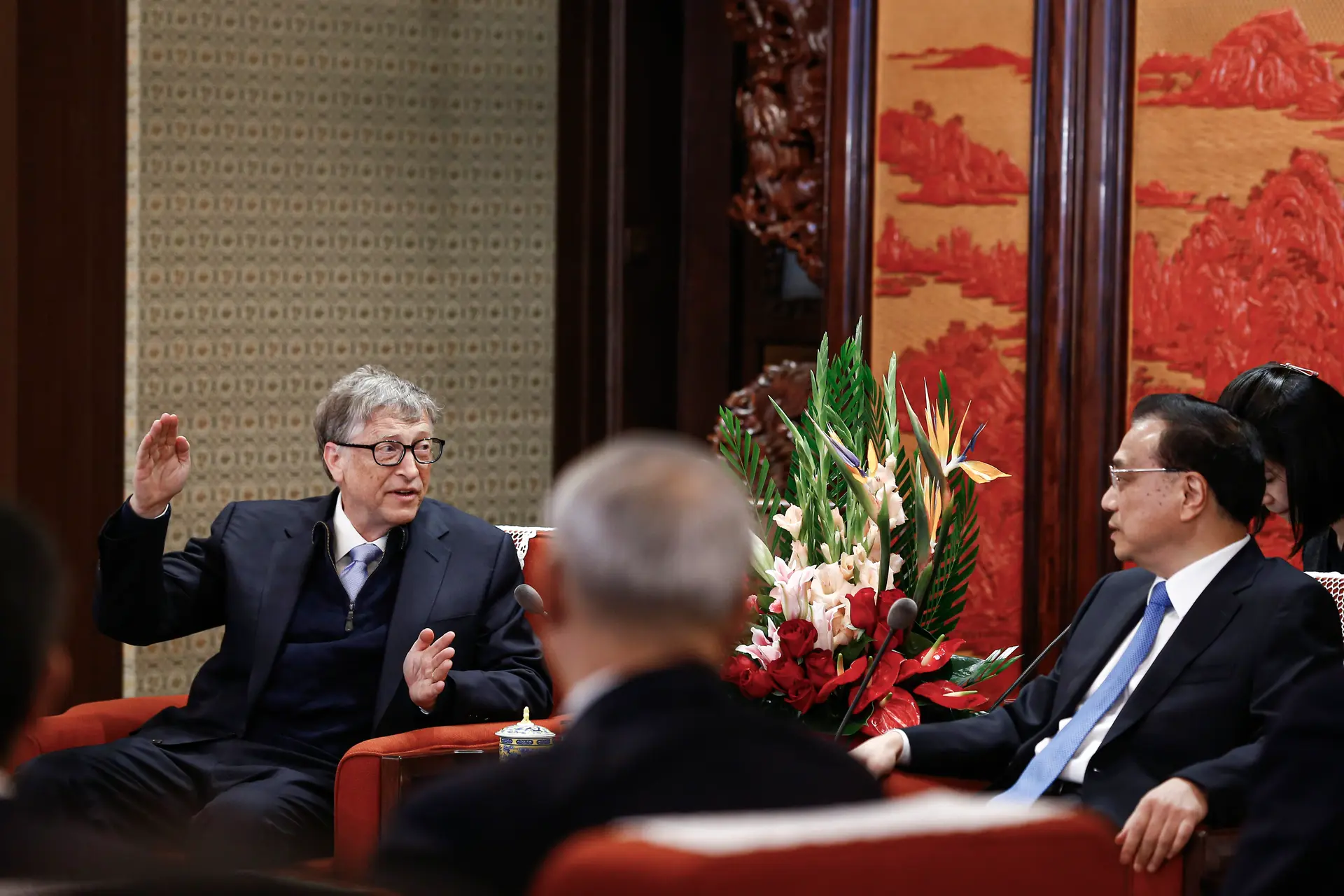 El primer ministro chino, Li Keqiang, se reúne con el cofundador de Microsoft, Bill Gates, en el complejo gubernamental de Zhongnanhai, en Beijing, el 3 de noviembre de 2017. Alegando motivos de seguridad nacional, Microsoft limitó el 20 de agosto el acceso de China a su sistema de alerta temprana de vulnerabilidades de ciberseguridad. (Thomas Peter-Pool/Getty Images).
