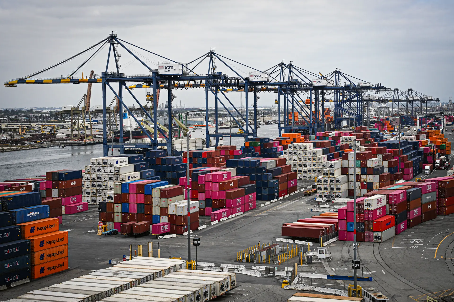 Los contenedores de transporte se apilan mientras las grúas descargan los buques mercantes en el puerto de Los Ángeles, en San Pedro, California, el 15 de abril de 2025. China y la India han ayudado a sostener la economía de Rusia desde su invasión de Ucrania en 2022. En respuesta, el Congreso otorgó recientemente a Trump la autoridad para imponer sanciones y aranceles a los países que ayuden a Rusia. (Patrick T. Fallon/AFP a través de Getty Images).