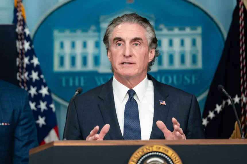 El secretario del Interior, Doug Burgum, habla durante una conferencia de prensa en la Casa Blanca en Washington el 11 de agosto de 2025. (Madalina Kilroy/The Epoch Times)